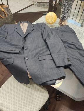 Marks Spencer Men's Classic Gray Two-Piece Wool Suit - Elegant 42 L